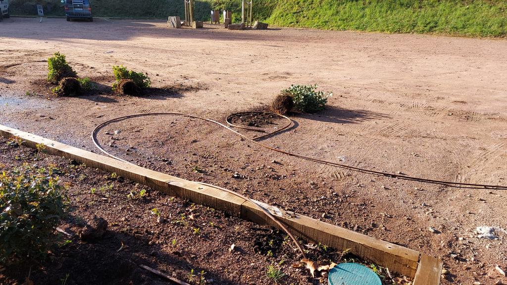 joancrodriguez's tweet photo. Avui ens hem llevat amb destrosses per tot Sant Julià: arbres trencats, contenidors a terra, jardineres pel mig del carrer, hidrants oberts, parterres malmesos... una vergonya! Sisplau, qui tingui informació que ens ajudi a trobar els culpables de tot això que ens ho faci saber. https://t.co/a1f9CQwVUR