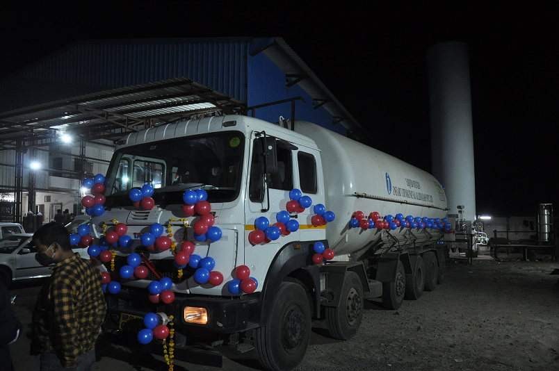 timesofindia's tweet photo. Netas hold up oxygen tanker for 2 hours for photo ops in Indore
https://t.co/6qfRipA9lK via @TOICitiesNews https://t.co/ZjOS6zf7lb