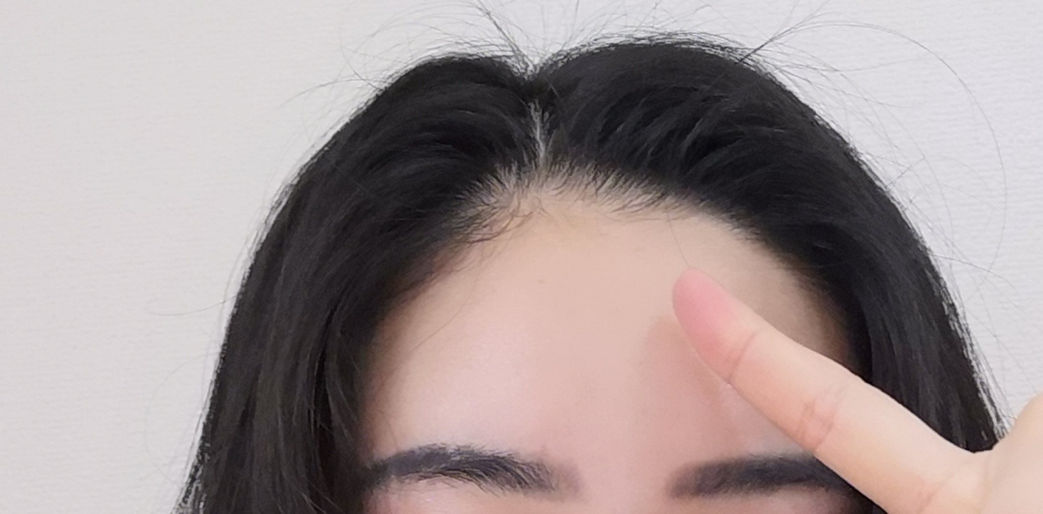 べにこんぐ マペペの小さいクリップ 前髪の立ち上げに最適 韓国アイドルのヘアセットと同じように 前髪をマジックカーラーとコテを駆使して立ち上げてから このピンを使って固定して その上からスプレーでキープさせる 外出前にピンを取れば凄く形