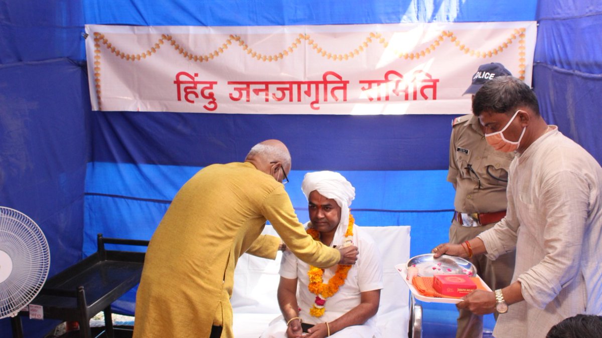 HinduJagrutiOrg's tweet photo. #HaridwarMahakumbh2021🚩 #हरिद्वार_महाकुंभ में सनातन धर्मशिक्षा एवं हिन्दू राष्ट्र जागृति केंद्र पर फरीदाबाद के अखिल ���ारतीय श्री पंच निर्मोह आणि अखाड़ाके  महामंडलेश्वर श्री श्री 1008 परम पूज्य श्रीमहंत भैया जी महाराज ने भेंट दी I https://t.co/N6EEXxGVIk