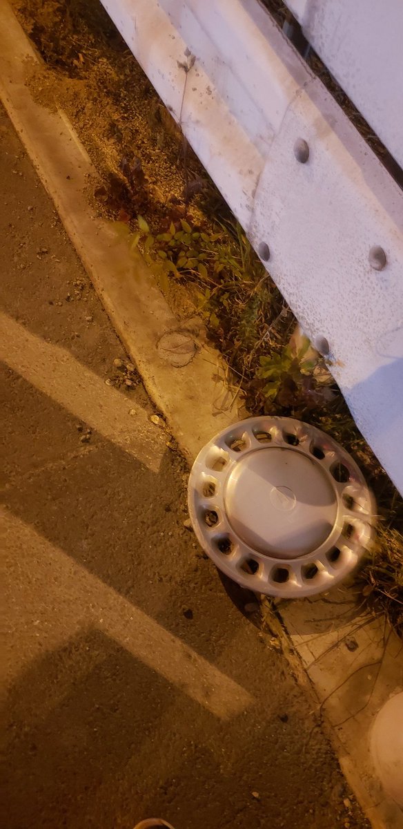 ズートロ 結構落ちてること多いですよね 車で踏むのも結構危なそうですね 縁石とかで擦って落ちるらしいですよ