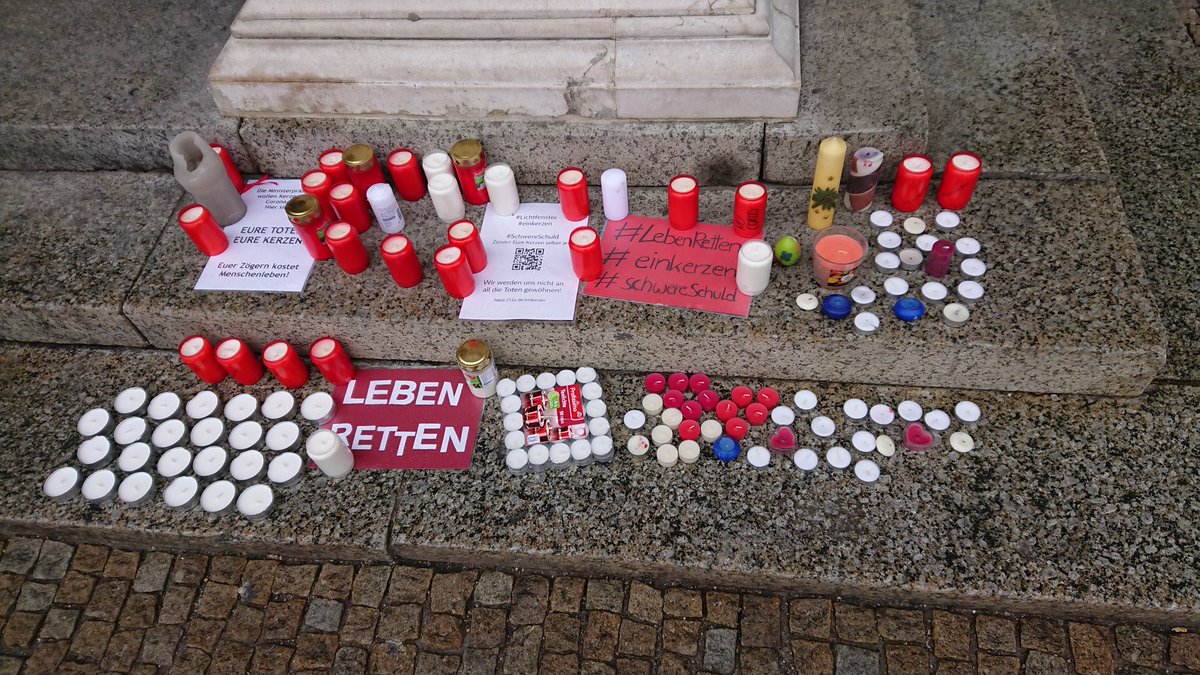 Vegan_Blog's tweet image. Auch #Augsburg sieht tatenlos zu, wie immer mehr Menschen sich anstecken, schwer erkranken und sterben. 369 Tote. Wie viele davon hätten mit früheren und wirksameren Maßnahmen verhindert werden können?
#einkerzen #LebenRetten #NoCovid #YesToNoCovid 
@Eva_K_Weber @GrueneZonen