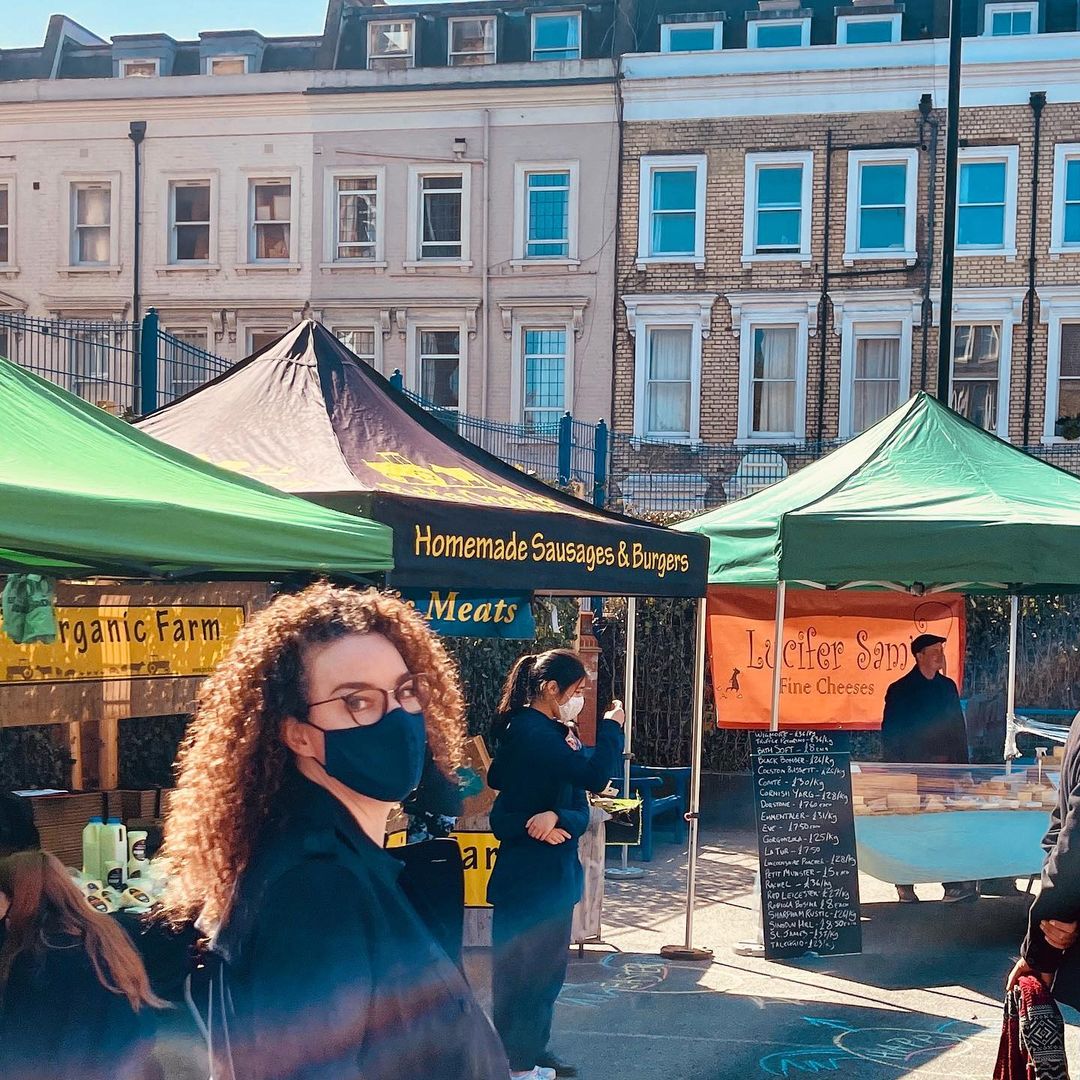 Sunday is market day at <a href="/EarlsCourtFM/">Earls Court Farmers' Market</a>! Wander on down to St Cuthbert Matthias School, Warwick Road (SW5 9UE) between 10am-2pm, for ethically sourced, fresh fruit, veg and produce.

📸 @imagesofearlscourt