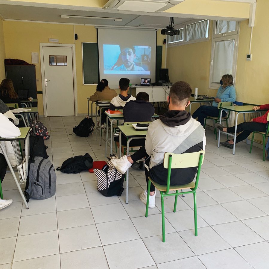 Nos encanta cuando nuestros caminos se cruzan con exlamunos 🤩 ¡Gracias <a href="/ivanreyestena/">Iván Reyes Tena</a> por la sesión del viernes en colaboración con el <a href="/IAF_Aragon/">IAF</a> ! A los chicos y chicas de 3º ESO les dio mucho sobre lo que pensar👏🏻
#gentesafa #soydelasafa #colegiosagradafamilia 
#safaexalumnos