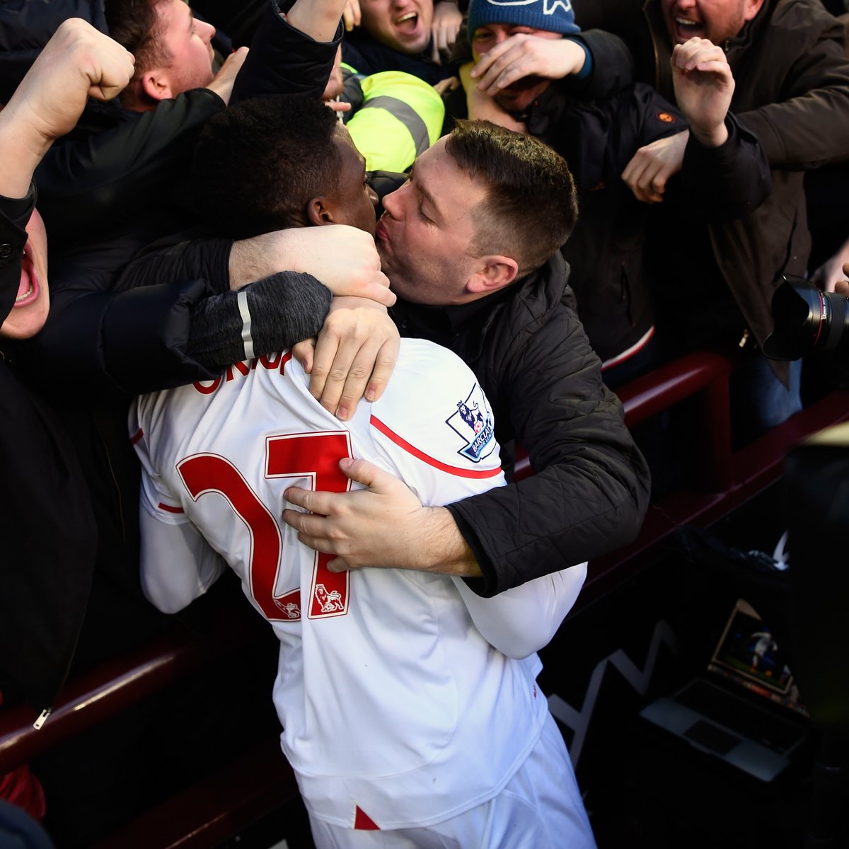 Лояльный болельщик. Фанаты ливерпуля. Фанатский сленг футбольных. Преданный болельщик. Мемы фифа 21.