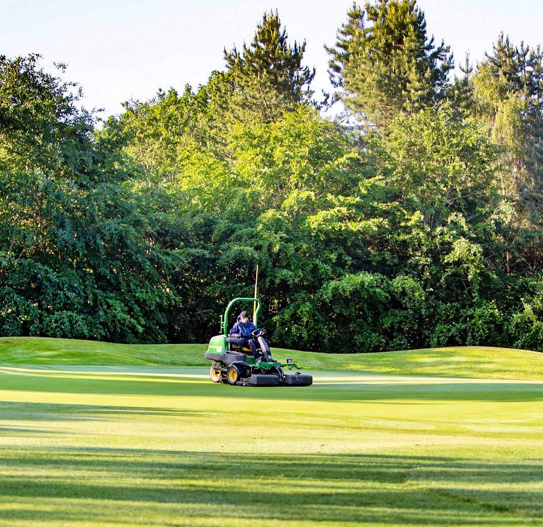 sandmartinsgc's tweet photo. We’re recruiting! 

An exciting opportunity now exists for a Trainee Greenkeeper to join our busy golf club in Berkshire. 

Visit our website below for more details: 

https://t.co/jR5FrYjFu3

#golf #greenkeeping #golfclub #sandmartinsgolfclub https://t.co/3boLkXvlO5