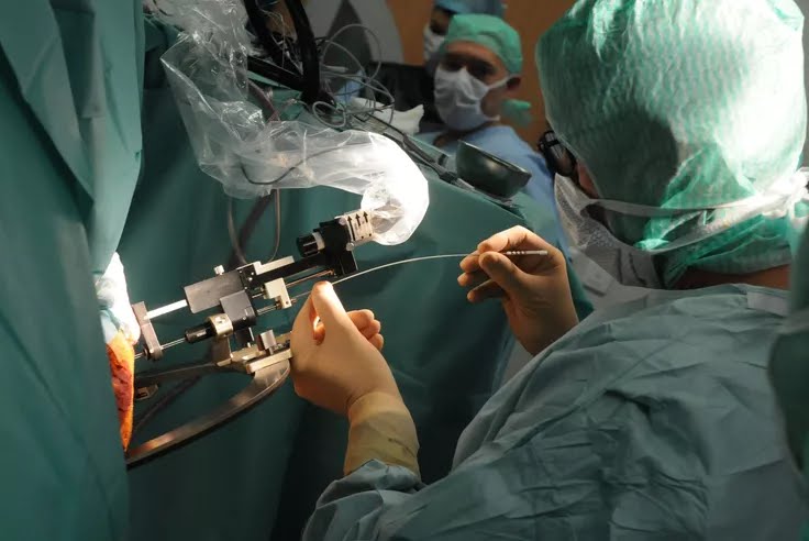 LMPositif's tweet photo. 🇫🇷 À Grenoble, plusieurs médecins et chercheurs lancent un essai clinique pour ralentir l’évolution de la maladie de #Parkinson. Leur sonde lumineuse, implantée dans le cerveau, pourrait aider 6,5 millions de malades dans le monde. 👏🙏 (France 3) https://t.co/4JBabO0O4V