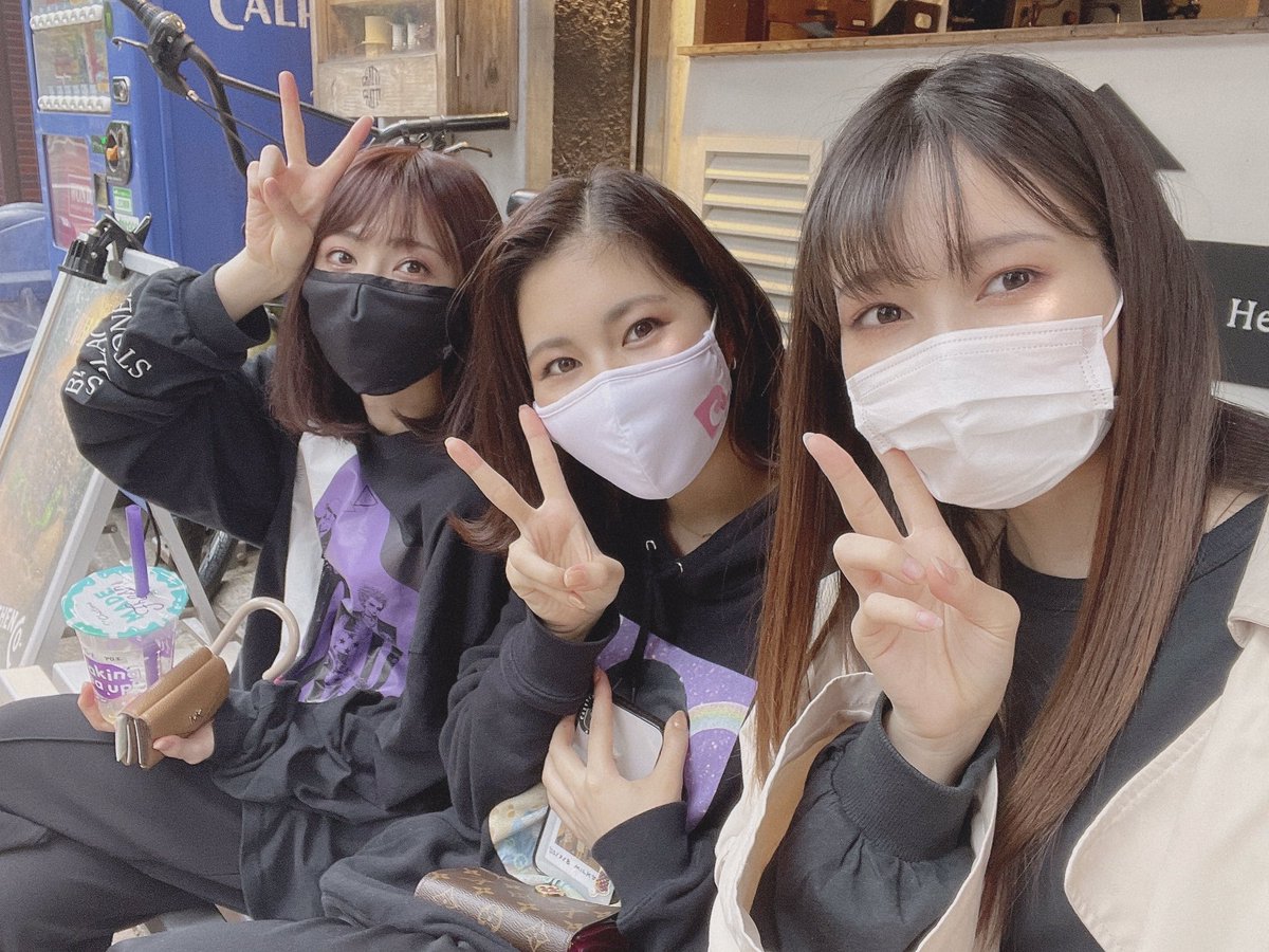 mion_sudindaco's tweet photo. 昨日綾菜が座ってたハンバーガー屋さんのベンチにてアクキーと一緒の写真撮ってそこで食べるというキモヲタプレイかましたのでテンション上がりました😆あとはもう入場して開演待ちっすね😊それにしても観客の女性率よ😅
#ご飯と一緒に撮るのがいいと聞きました
#明日は捲る #MW06 #木下綾菜 https://t.co/KLcPOfjESX