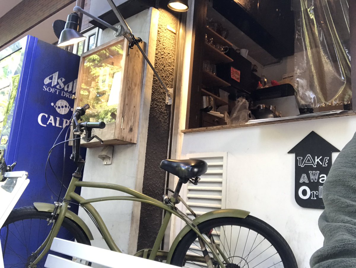 mion_sudindaco's tweet photo. 昨日綾菜が座ってたハンバーガー屋さんのベンチにてアクキーと一緒の写真撮ってそこで食べるというキモヲタプレイかましたのでテンション上がりました😆あとはもう入場して開演待ちっすね😊それにしても観客の女性率よ😅
#ご飯と一緒に撮るのがいいと聞きました
#明日は捲る #MW06 #木下綾菜 https://t.co/KLcPOfjESX