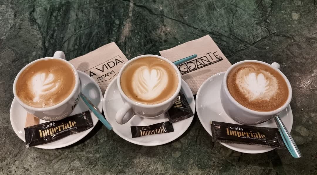 Café para 3... Con quien lo compartes? 🥰

<a href="/LaVidaEnTapas/">La Vida</a> #alameda #Sevillahoy #TDSGastro #TdsActualidad #GastronomiaSevilla #Seville #Cocktails #cafe #tartas #Lugares #GiganteBar #SameSameButDifferent