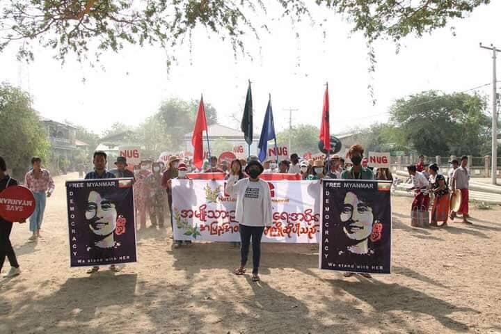 Myanmar_Now_Eng's tweet photo. In Myingyan, #Mandalay, protesters marched again today (Apr 18) to show their opposition to the military dictatorship and to welcome the National Unity Government (NUG). #WhatsHappeningInMyanmar https://t.co/y6iwxPiHNm