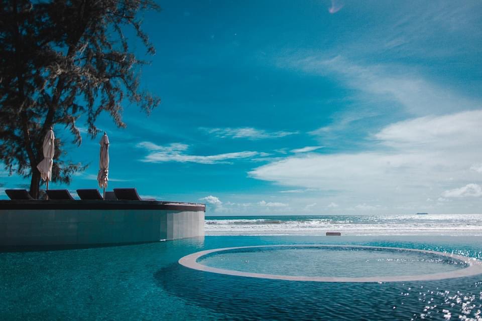 nemopearl's tweet photo. 𝐓𝐰𝐢𝐧 𝐋𝐨𝐭𝐮𝐬 𝘙𝘦𝘴𝘰𝘳𝘵 &amp; 𝘚𝘱𝘢 #เกาะลันตา .. โรงแรมหรูติดทะเลที่ใหญ่มากกก
.
🌅 วิวสวย นอนดูพระอาทิตย์ตกแบบฟินๆ ห้องนอนน่ารัก ราคาในช่วงนี้น่าคบหา  ~
.
ดูรูปเพิ่มเติมที่..
https://t.co/1TMQHU0PyE
.
📸 sony a7ii + len sigma 24/1.4 
#กระบี่ #Krabi #Kohlanta https://t.co/TvHblBviki