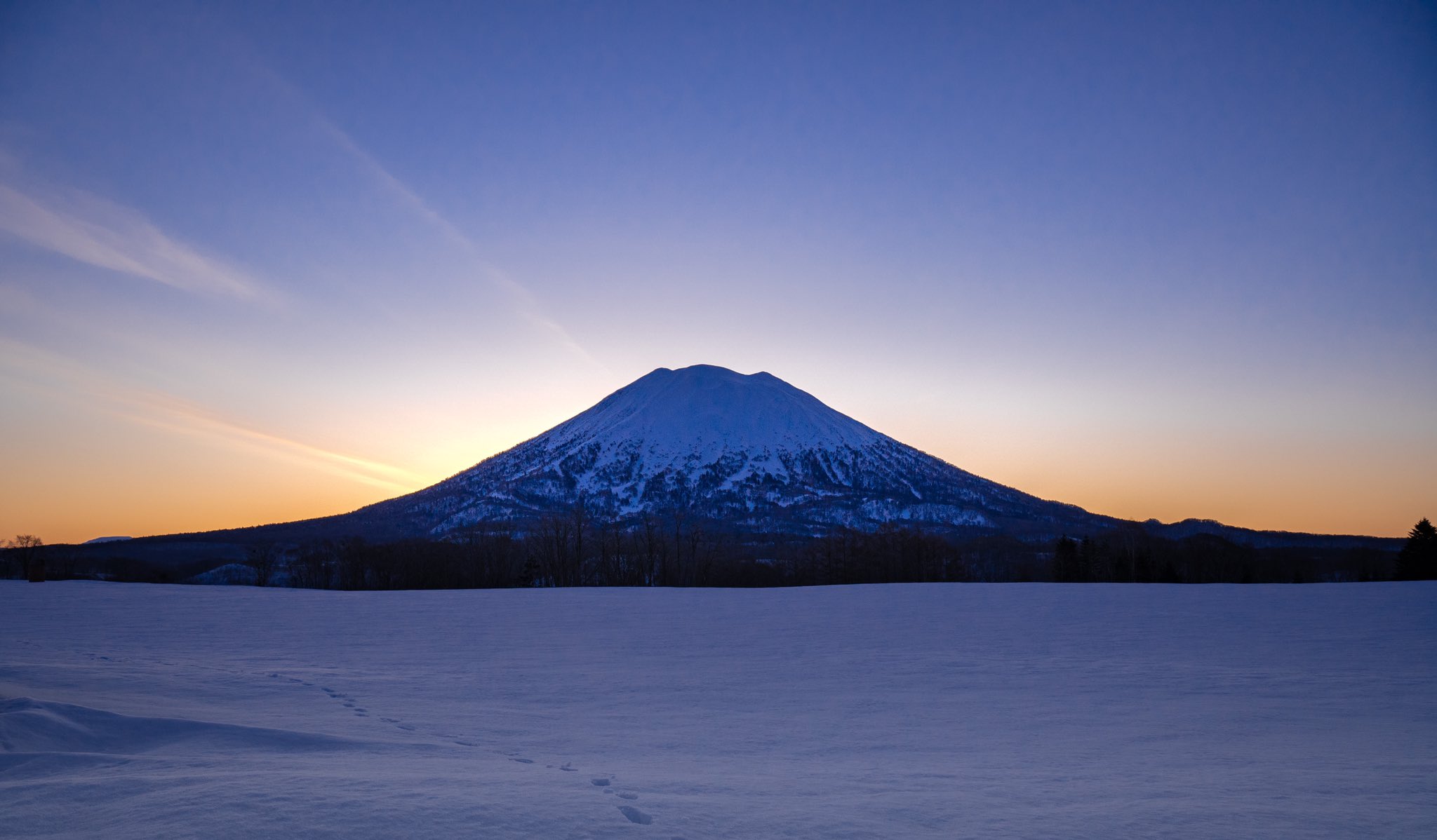 ちっち 天の川からのおは羊蹄 北海道 ニセコ 羊蹄山 朝焼け 日の出 マジックアワー 空 T Co K46ojx7xpf Twitter