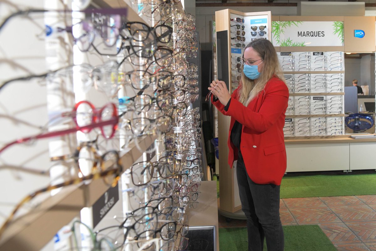 dieppefr's tweet photo. À #Dieppe, on n'a pas de pétrole, mais on a des idées 💡. Fermés sur décision préfectorale en raison de la surface de la galerie du Belvédère, deux coiffeurs 💇‍♀️ et un opticien 👓 se sont regroupés, temporairement, dans un hangar pour reprendre leur activité. #TousEssentiels https://t.co/IsJWLNDJLu