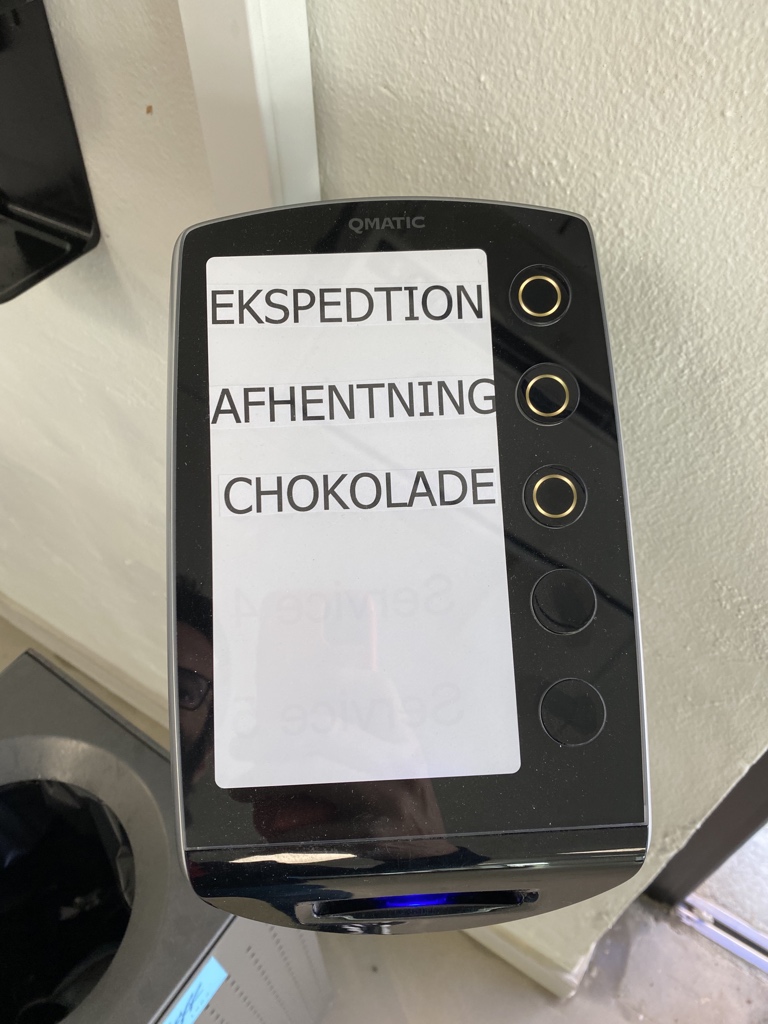 La turnomatic de una pastelería del barrio tiene las opciones Pedido, Recogida y Chocolate
