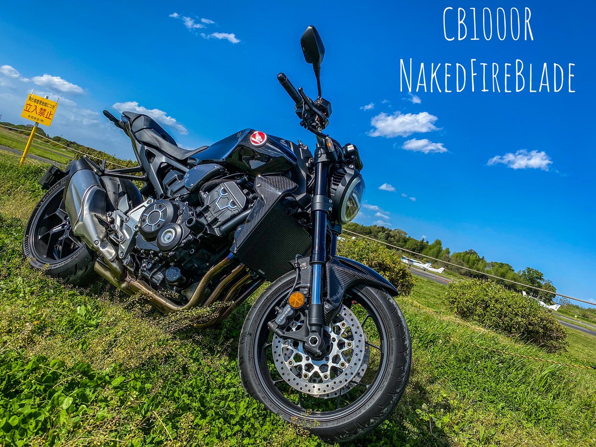 Cb1000rN's tweet photo. #CB1000R
#cb1000r_nakedfireblade
#honda
#motorcycle 
#夫婦ツーリング
#本田エアーポート
#桶川
#セスナ
#青空 https://t.co/BKyCKOC5oC