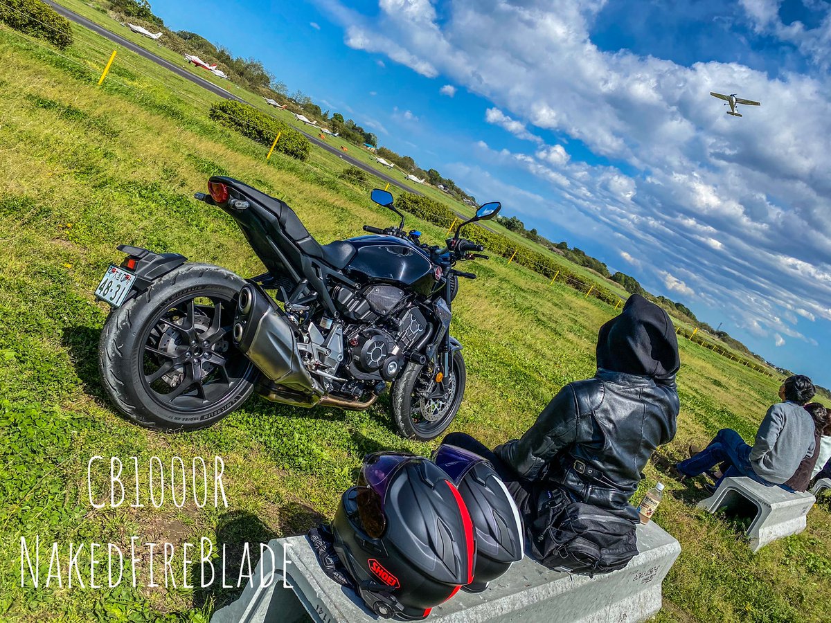 Cb1000rN's tweet photo. #CB1000R
#cb1000r_nakedfireblade
#honda
#motorcycle 
#夫婦ツーリング
#本田エアーポート
#桶川
#セスナ
#青空 https://t.co/BKyCKOC5oC