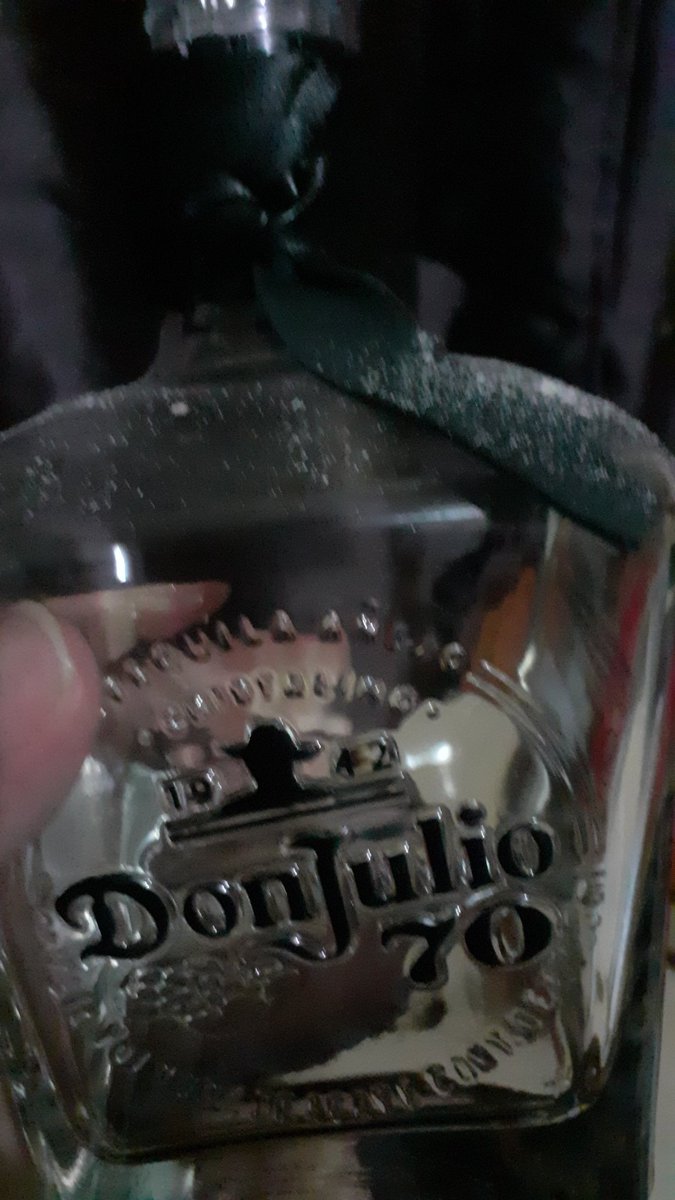 TheWhite13's tweet photo. Gracias che toque de queda culeis. Ya en casa entonado, perooo un shot por que no?😌 https://t.co/JhlTes6bZI
