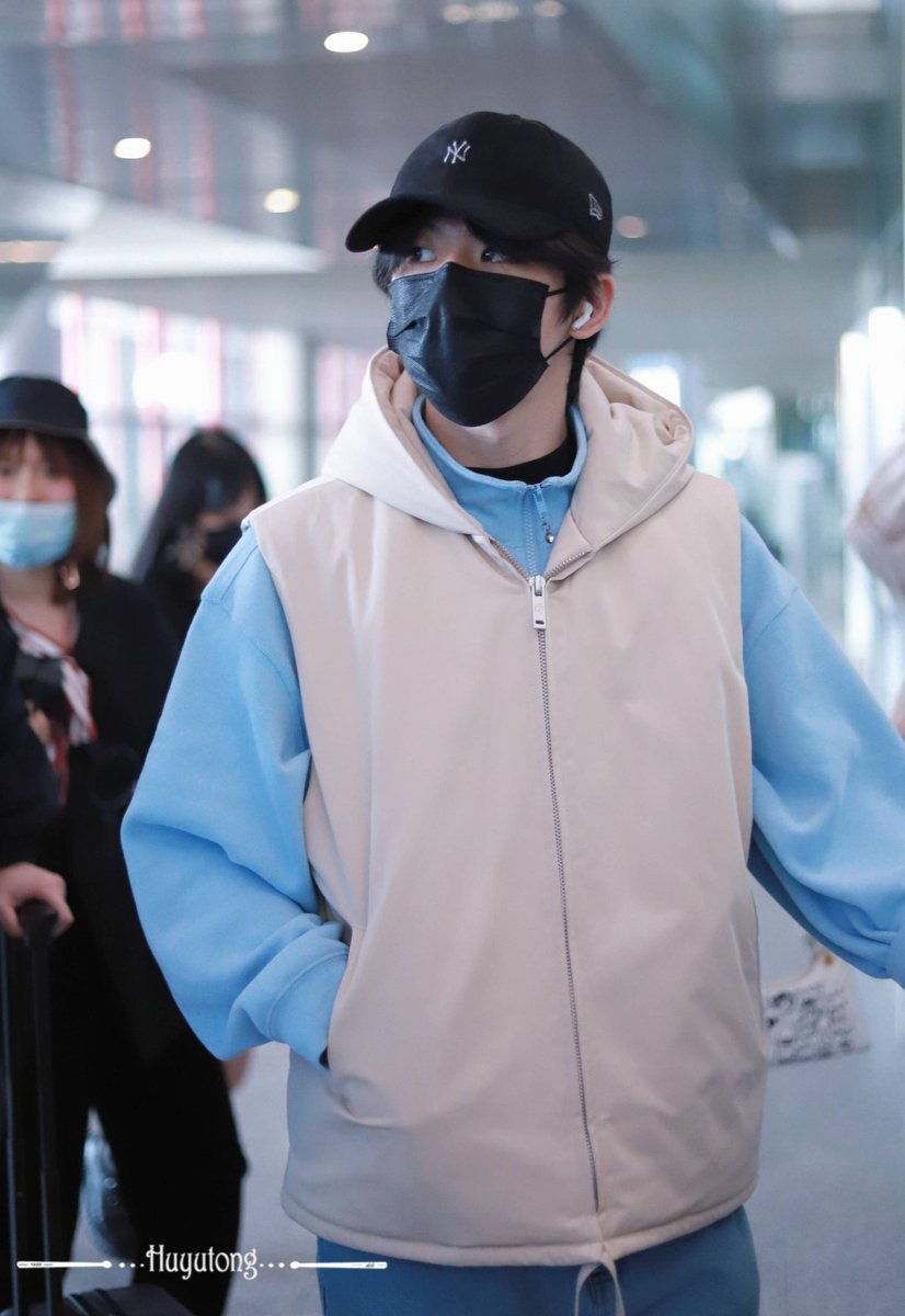 HuyutongTh's tweet photo. 🐯 PEK 🛬  | 18 APR. 2021

สุดหล่อมาถึงแล้วว

Cr. 是xiao的潇潇6

ปล.วันนี้วันที่18แล้ว เมื่อเช้าแอดผิดเอง แอดเมาเส้นเลือด

#หูอวี่ถง🐯#HuYuTonG🐯#胡宇桐🐯
#气运联盟🥁#สมาพันธ์คนโชคดี🥁#AirLeagueband🥁 https://t.co/PSAcNXxfP7
