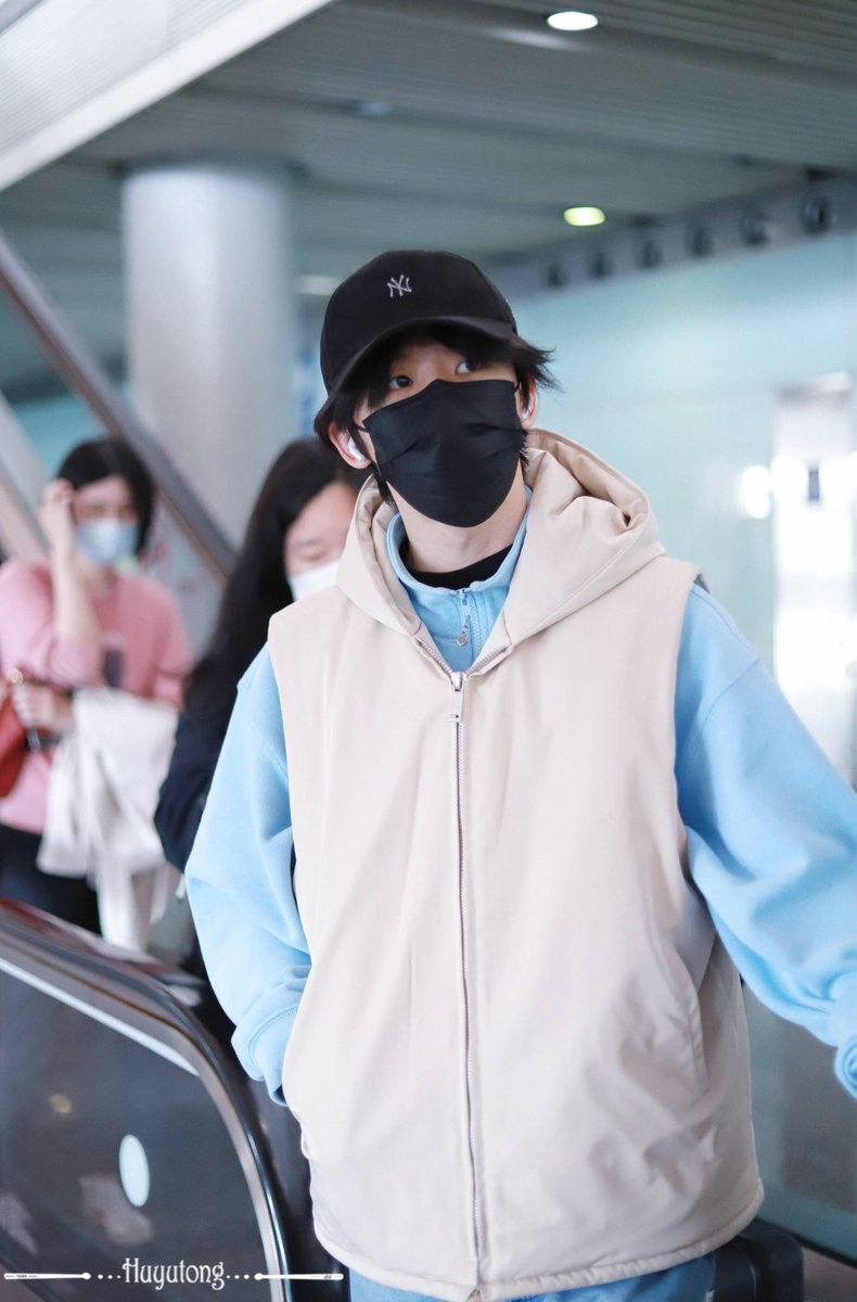 HuyutongTh's tweet photo. 🐯 PEK 🛬  | 18 APR. 2021

สุดหล่อมาถึงแล้วว

Cr. 是xiao的潇潇6

ปล.วันนี้วันที่18แล้ว เมื่อเช้าแอดผิดเอง แอดเมาเส้นเลือด

#หูอวี่ถง🐯#HuYuTonG🐯#胡宇桐🐯
#气运联盟🥁#สมาพันธ์คนโชคดี🥁#AirLeagueband🥁 https://t.co/PSAcNXxfP7