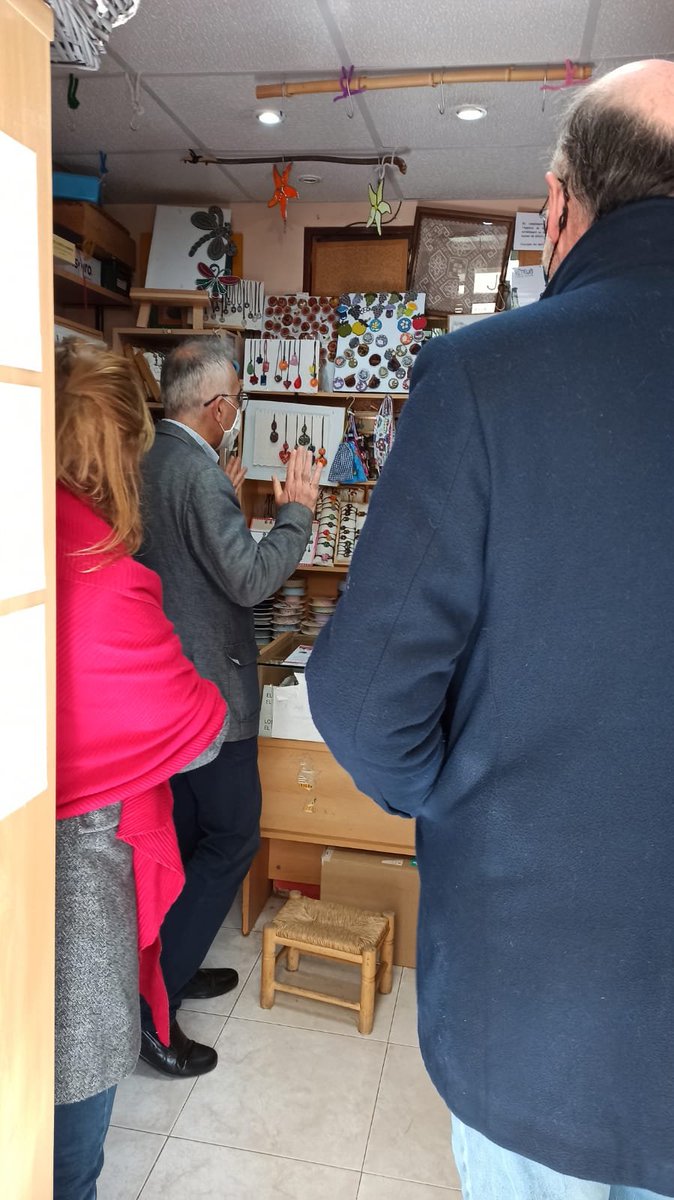 pscreus's tweet photo. ✅ Al #PleReus de març es va aprovar per unanimitat la moció del #PSC per impulsar una transformació urbanística 🏘 al barri de #MareMolas de #Reus.

📍 Ahir vam visitar diversos comerços del barri per explicar el contingut de la moció socialista i les propostes aprovades. https://t.co/q4oQ0iA7Lm