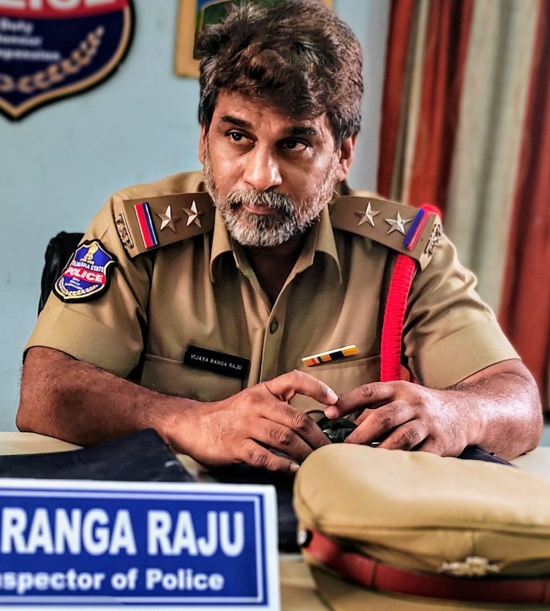 ఈసారి అబ్దుల్ రజాక్ గా కాదు...విజయ రంగరాజు గా..
మళ్ళీ పోలీస్ క్యారెక్టర్ లో ఇంకొక కొత్త సినిమాలో...
నిన్న రాత్రి జరిగిన షూటింగ్ లోని స్టిల్ ఇది..
ఇంకా పేరు పెట్టని ఈ సినిమాని కొత్త డైరెక్టర్ యోగి డైరెక్ట్ చేస్తున్నారు..😍