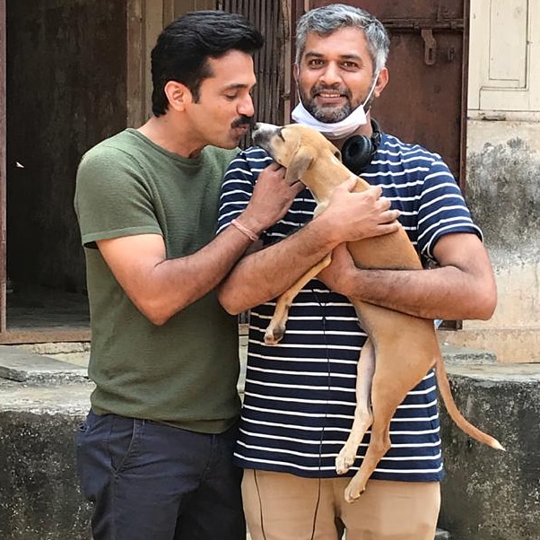 #Shiv's Geeli puchhi to a very natural actor, Murli, who plays pet to #Bharti (played by @konkonas), as he is held in the arms of director, @ghaywan on the sets of Bharti's house.
#Murli, Bharti ham sabse milne ke liye dekhiye #GeeliPucchi #AjeebDaastaans on #Netflix.
#Shreedhar