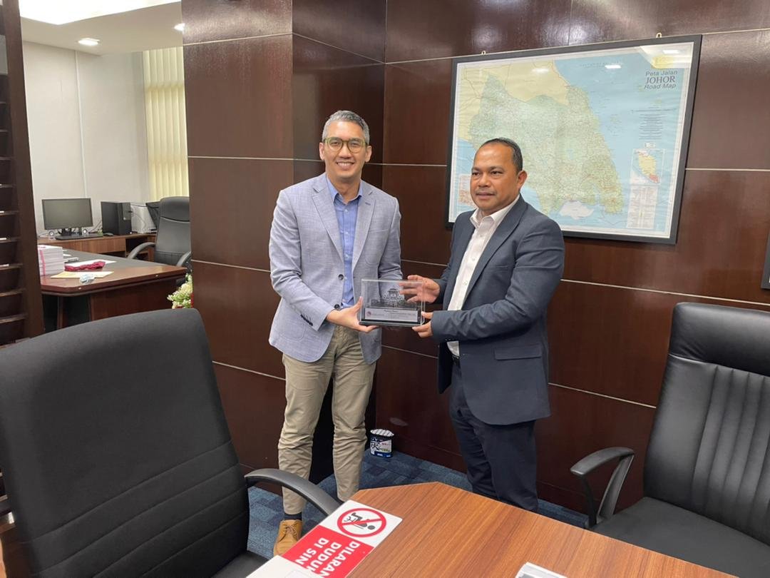 JKRJohor's tweet photo. Pengarah @JKRJohor, @Ir_AbuBakar menerima kunjungan hormat Setiausaha Bahagian Perancangan Ekonomi Negeri Johor, Tuan Mohd Gadaffie bin Abd Aziz.

Pertemuaan tersebut antara lain membincangkan usahasama antara 2 agensi terutama sektor pembinaan dan keperluan teknikal. https://t.co/r5XlpLzcHP