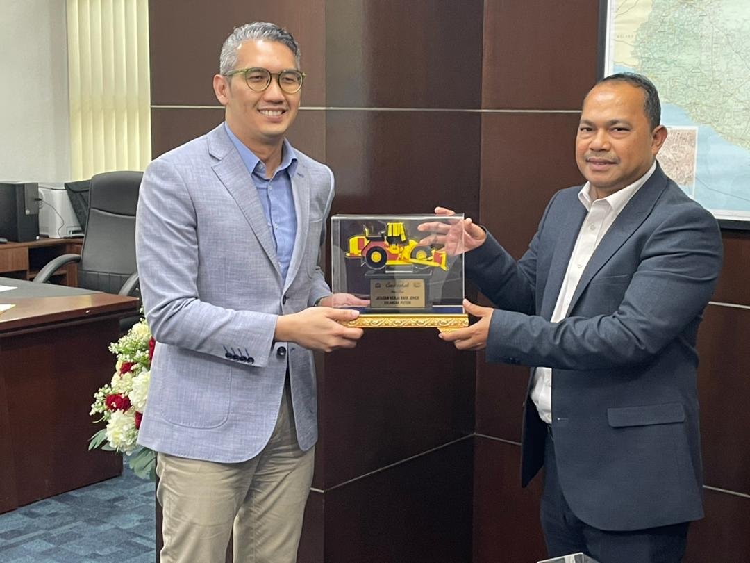 JKRJohor's tweet photo. Pengarah @JKRJohor, @Ir_AbuBakar menerima kunjungan hormat Setiausaha Bahagian Perancangan Ekonomi Negeri Johor, Tuan Mohd Gadaffie bin Abd Aziz.

Pertemuaan tersebut antara lain membincangkan usahasama antara 2 agensi terutama sektor pembinaan dan keperluan teknikal. https://t.co/r5XlpLzcHP