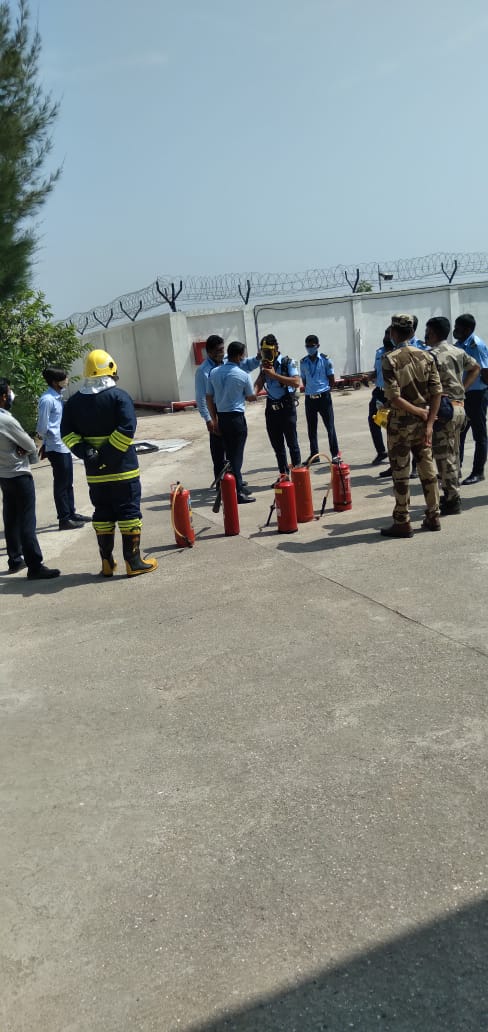 #FireServiceWeek
A live demonstration and training has been given to all aerodrome users by fire staff of #AAI's #PorbandarAirport regarding how to combat fire in an initial stage. 
#AAICARES 
@aairedwr
@AAI_Official
@aaipbrairport