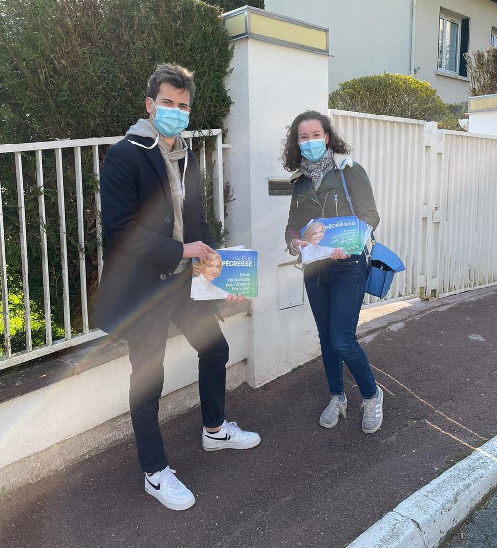 alexis_laboria's tweet image. Les boîtages du bilan de @vpecresse se poursuivent ce week-end dans les départements franciliens ! 

✅ Ici à la Celle-Saint-Cloud aux côtés d'@othmannasrou et de @pere_anne 💪🏻

En Avant ! 🚀