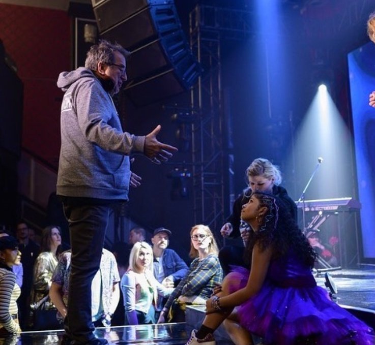 MadisonReyesBR's tweet image. Hoje é aniversário do Kenny Ortega, o diretor de Julie And The Phantoms e outros sucessos. O MRBR parabeniza esse homem talentoso e cheio de alma, que deu grandes oportunidades para a Madison, nossa estrela, brilhar. O olhar dele proporcionou que todos a víssemos... +