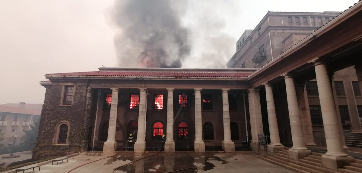 The #capetownfire has now reached UCT's library. UCT said earlier that all students have been evacuated from campus by emergency services support staff. Read more here: iol.co.za/tags/uct Picture: Armand Hough <a href="/AfriNewsAgency/">African News Agency</a>