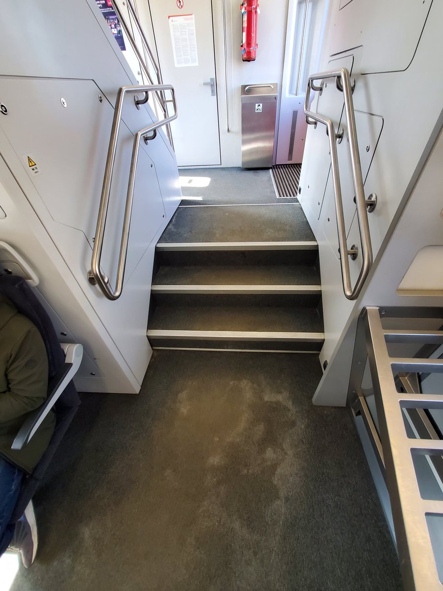 А планируется ли почистить ковровое покрытие Аэроэкспрессов после зимы? <a href="/aeroexpress/">Аэроэкспресс</a> @moscow_mcd <a href="/centralppk/">ЦППК</a>