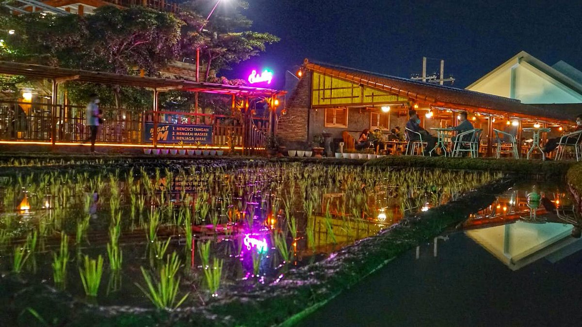 Subadreng Room memang dikonsep tmpt yg nyaman utk ngobrol.Krn nama Subadreng Room diambil dr bahasa walikan Malang yg artinya nggedabrus.Nah buat dulur2 yg mau kongkow2 seru jgn khawatir, <a href="/nkcafemalang/">nkcafemalang</a> selama ramadhan buka mulai jam 16.00-24.00wib(last order: 23.00 wib)