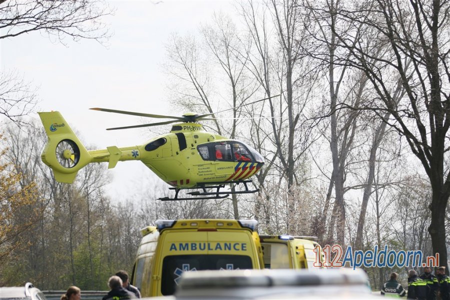 Traumahelikopter opgeroepen voor ernstig gewonde wielrenner. 112Apeldoorn.