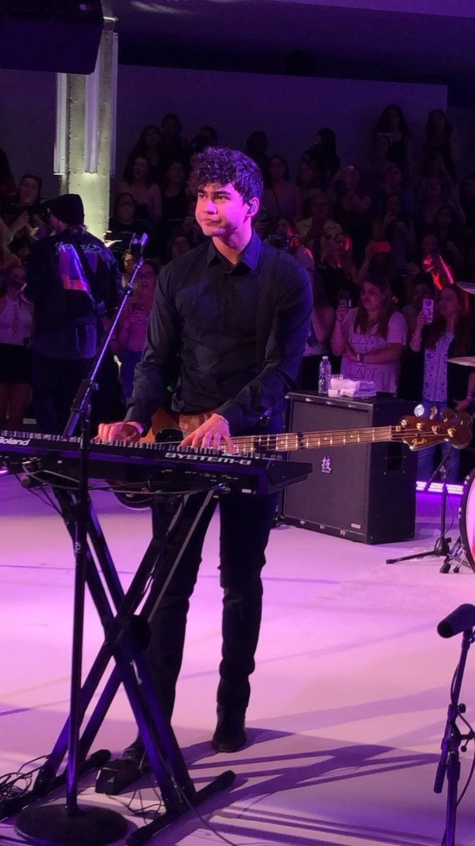 archivedcal's tweet photo. calum hood on this day >>>>>> https://t.co/7nDckVkeKC