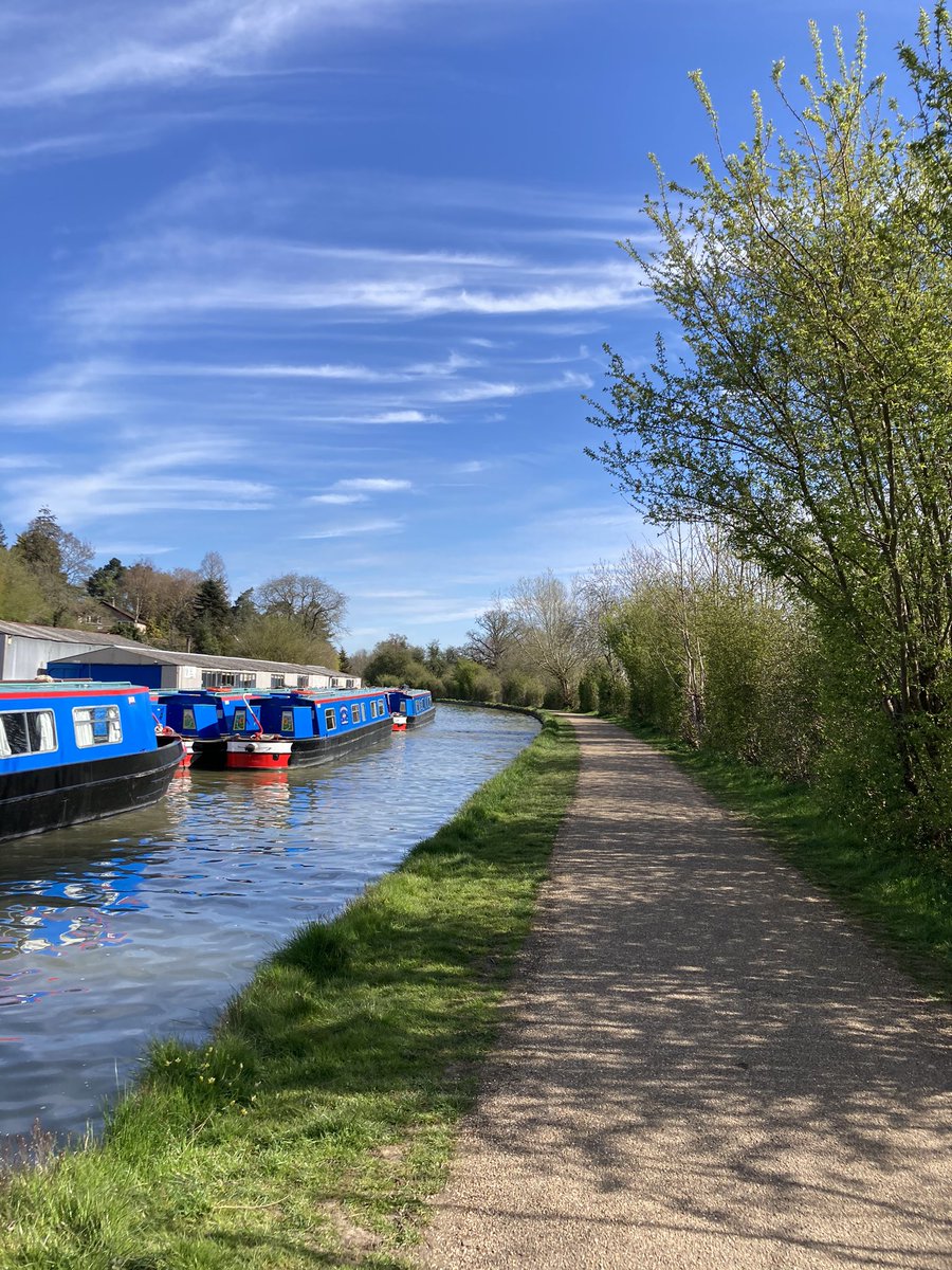 barbosavl's tweet photo. Taken during my scenic long run in the sunshine this morning. Have a lovely Sunday! #scenicroute #scenicrun #SundayMorning #sunshine #GrandUnionCanal #running #nature #NaturePhotography https://t.co/pbd4MPrS17