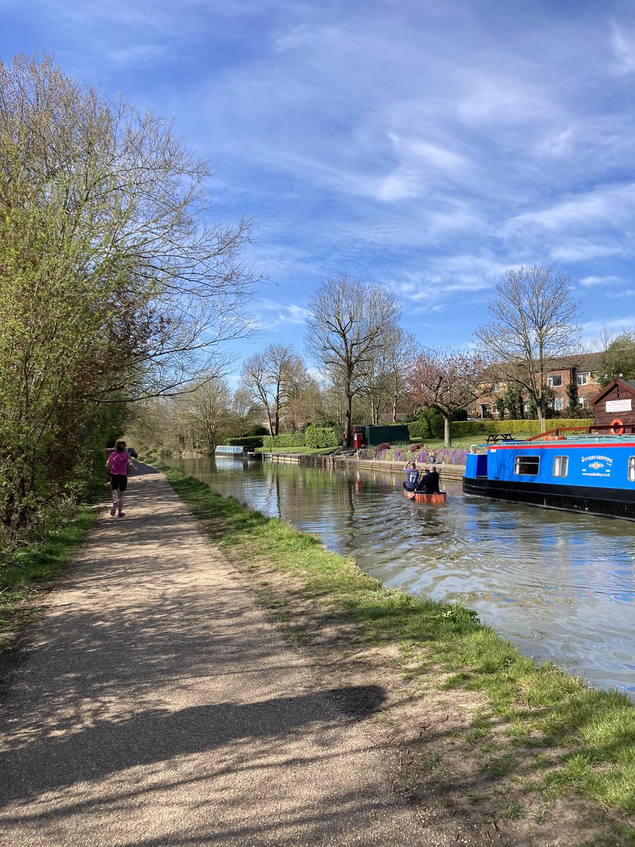 barbosavl's tweet photo. Taken during my scenic long run in the sunshine this morning. Have a lovely Sunday! #scenicroute #scenicrun #SundayMorning #sunshine #GrandUnionCanal #running #nature #NaturePhotography https://t.co/pbd4MPrS17