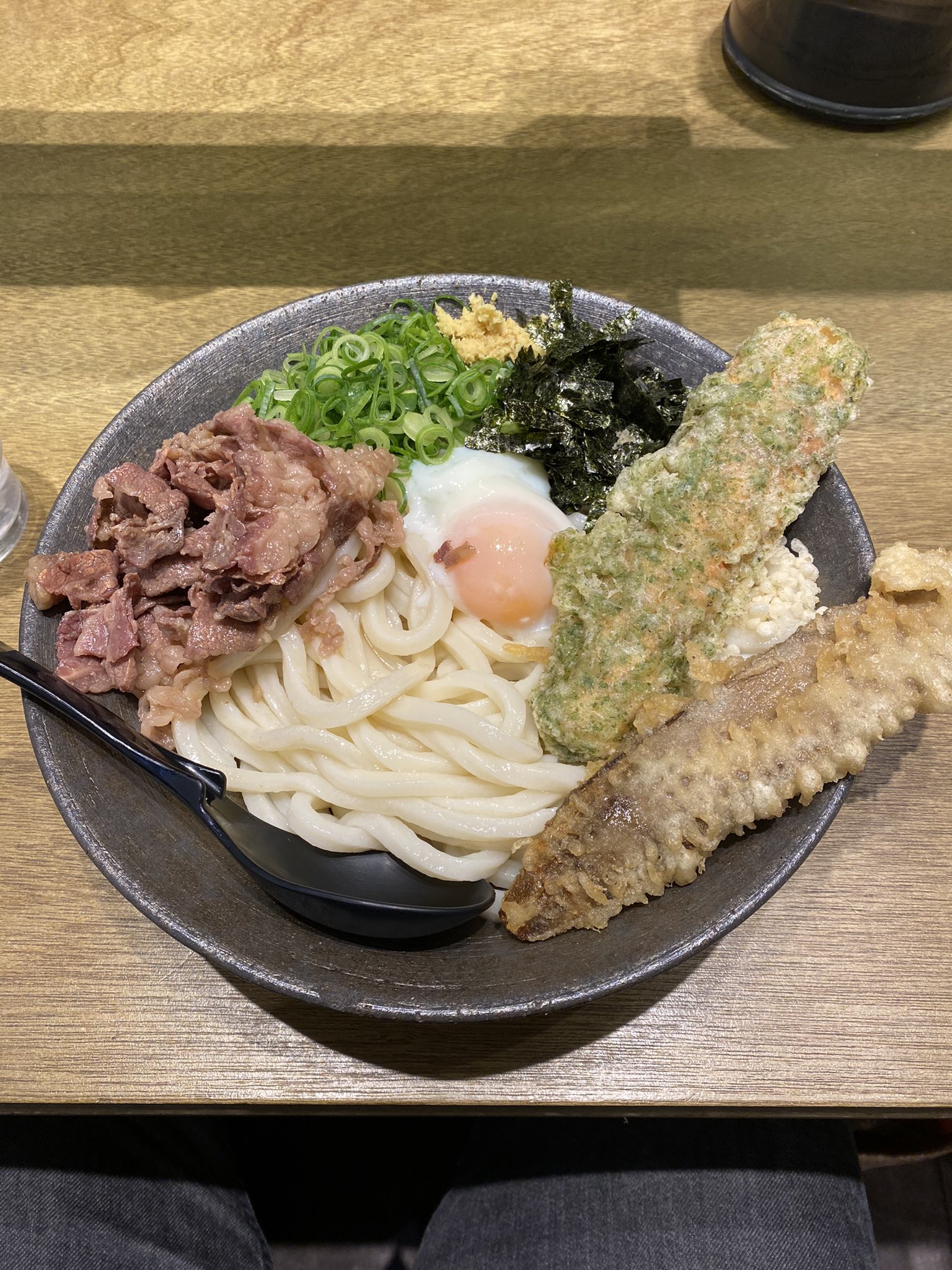 まこちん よりもくべ 岡山駅のさんすて岡山にある讃岐の男うどんにて 新幹線の時間まで余裕あったので 男のぶっかけ うどん食べやした ごぼうの天ぷらが揚げたてでめたくそうまい 岡山来た時また食べよって思いやした 讃岐の男うどん 男