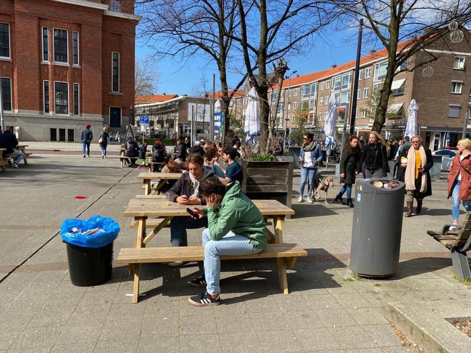 Burgemeester van Rotterdam plaatst picknick tafels die niet besmettelijk, levensgevaarlijk zijn en waar je met z’n zessen aan kunt zitten met je sixpack uit de supermarkt. 
@op1npo @BeauRTL