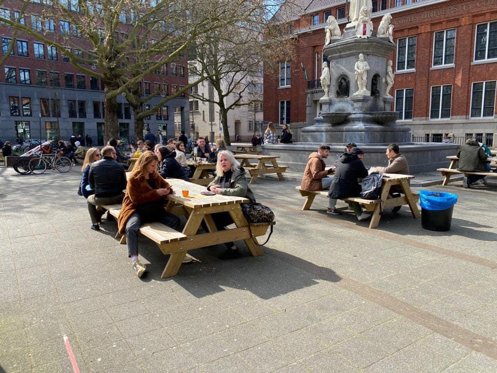 OubahaKhalid's tweet photo. Burgemeester van Rotterdam plaatst picknick tafels die niet besmettelijk, levensgevaarlijk zijn en waar je met z’n zessen aan kunt zitten met je sixpack uit de supermarkt. 
@op1npo @BeauRTL https://t.co/kkYtPhue3g