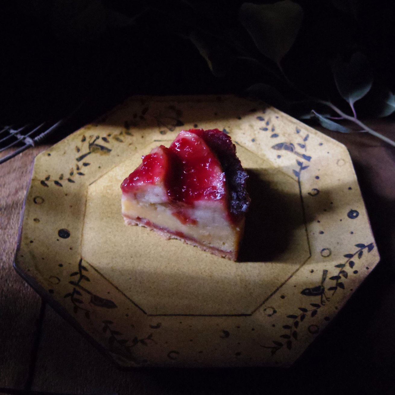 つぐみ製陶所 Tsugumi Ceramics Studio 今日のおやつはリンゴとラズベリーのケーキ 黄色い器に赤い色は映えますね ケーキ買うにもおいしそうかどうかより 盛り付けてきれいかどうかが優先になってます おいしかったですけどね T Co