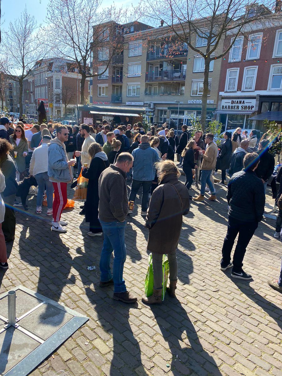 👇🏻 Noordplein: MAAR DE TERRASSEN MOETEN DICHTBLIJVEN! En zo zijn er nog duizenden foto’s en filmpjes van waterzijden, parken, grachten, picknicktafels, binnensteden, thuisfeestjes etc. Wie houdt de regering voor de gek?