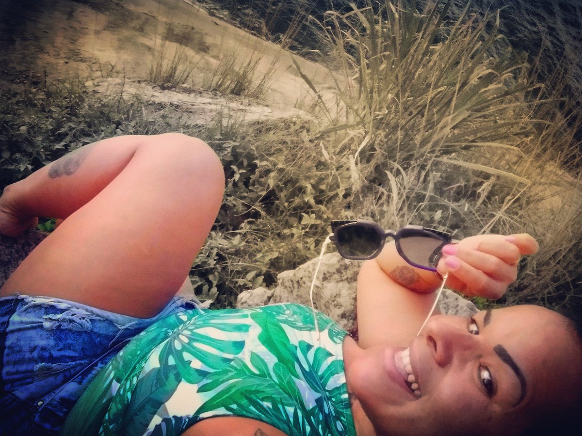 danicccccaaa's tweet photo. Todo dia é dia de olhar pra vida com gratidão e amor.
A vida é um intervalo entre a chegada e a partida.
Aproveite!
Domingou!
🦋✌🙌🏼🌹🍀🍃
#blessed🙏 
#gratiful 
#godisgood https://t.co/f2Njtf6JHp