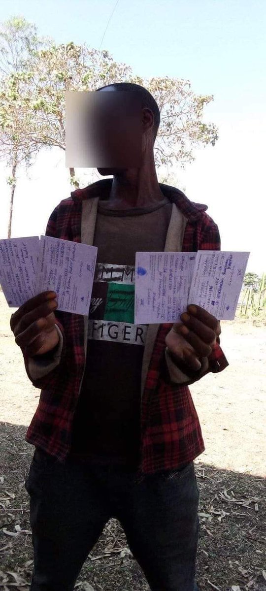 This father of 4 in the Oromia region was forcibly handed 4 voters ID for him &amp; his underage children
The govt abused the right to be elected by arresting  candidates of OFC and OLF and now its on to abusing the right not to vote of citizens.
#FAC