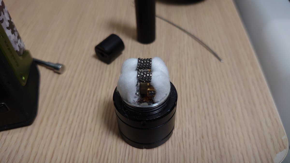 CebrjowHwScHCkj's tweet photo. 前に買ってあった、#VANDYVape ワイヤー、#Juggernaut ビルドしてみました。😋💦RDAは #DeadRabbitrda 3ミリ、4ラップ×2 抵抗値0.29Ω。足長、8ミリ(途中長くて切った。😅💦)コットン長33ミリ、(ギリギリの長さ)吸ってみたのは、CARAMEL BLACK COFFEE BOBA これ開けてなかった。↓ https://t.co/tKr3b74bl8