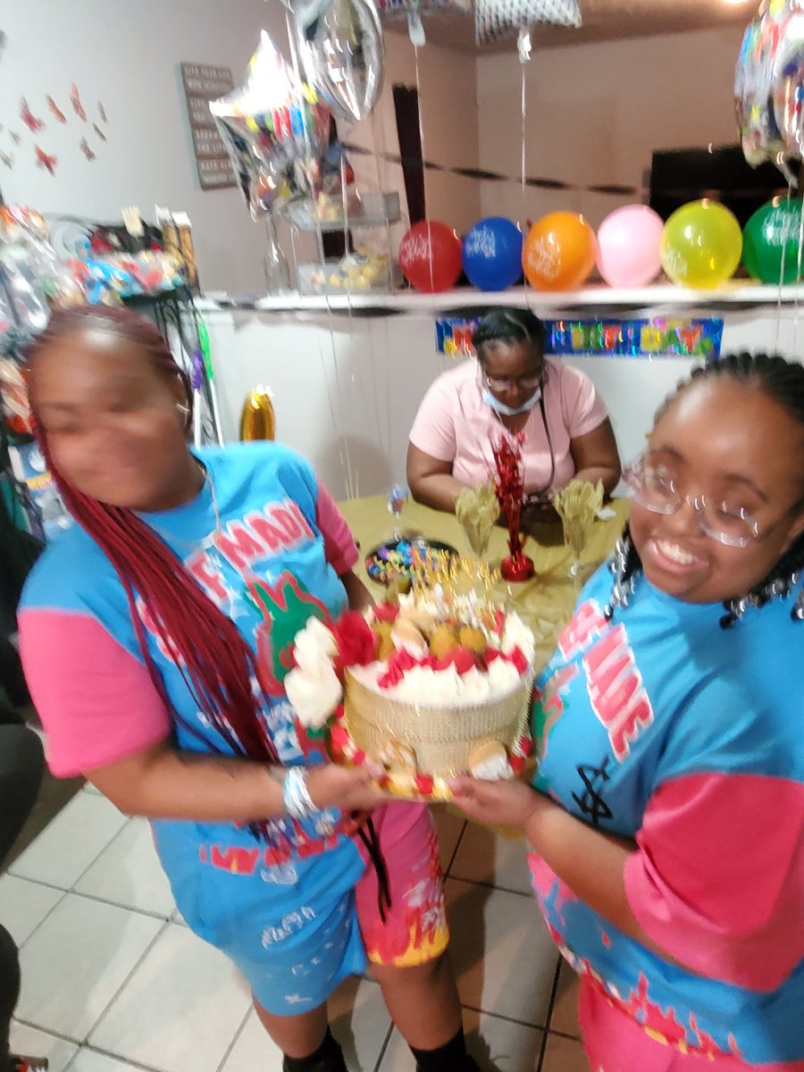 TTreeshanda's tweet photo. Celebrating 19th birthday 🎂Mica &amp; Kay https://t.co/vj4H5htfBq