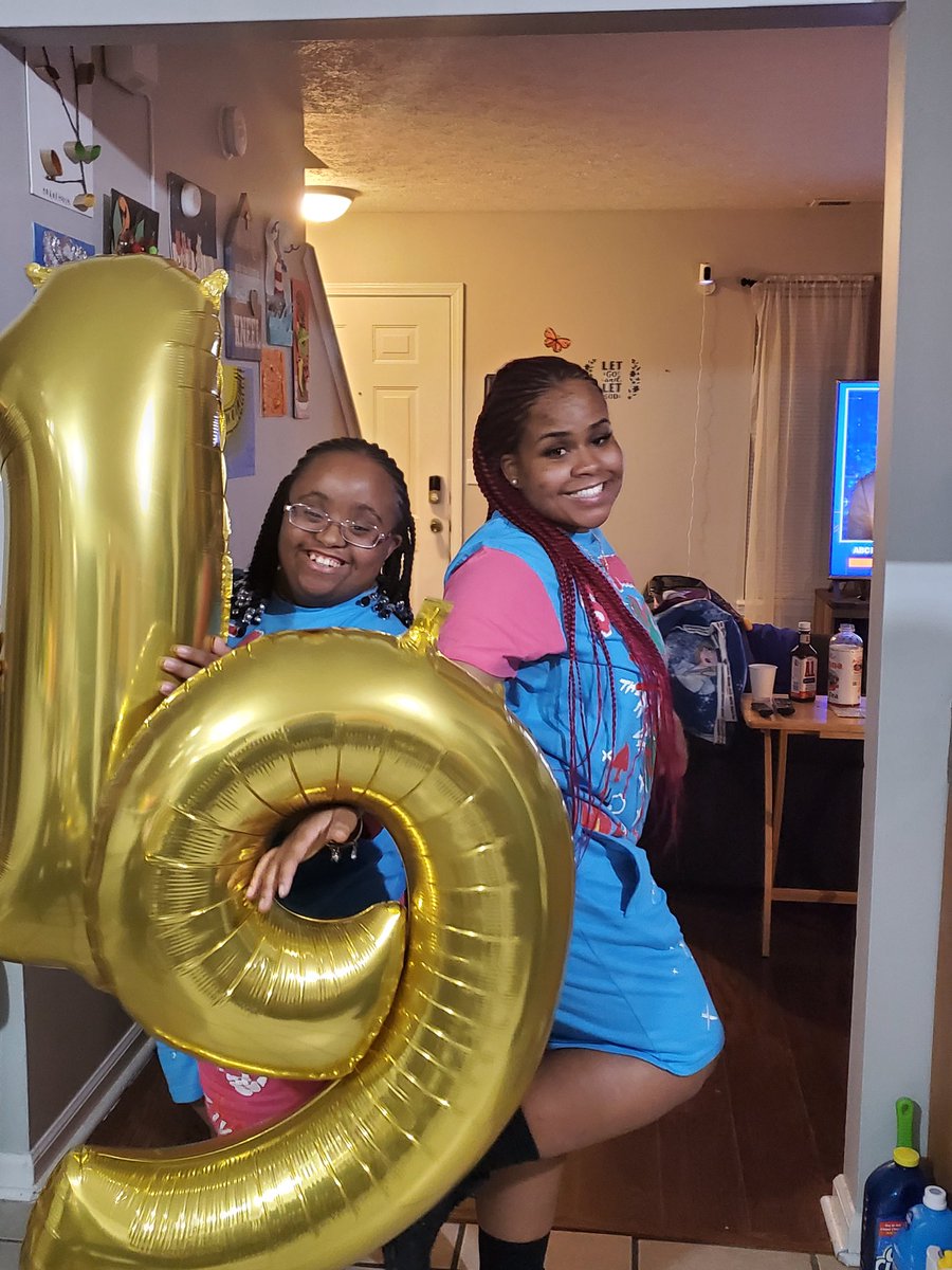 TTreeshanda's tweet photo. Celebrating 19th birthday 🎂Mica &amp; Kay https://t.co/vj4H5htfBq