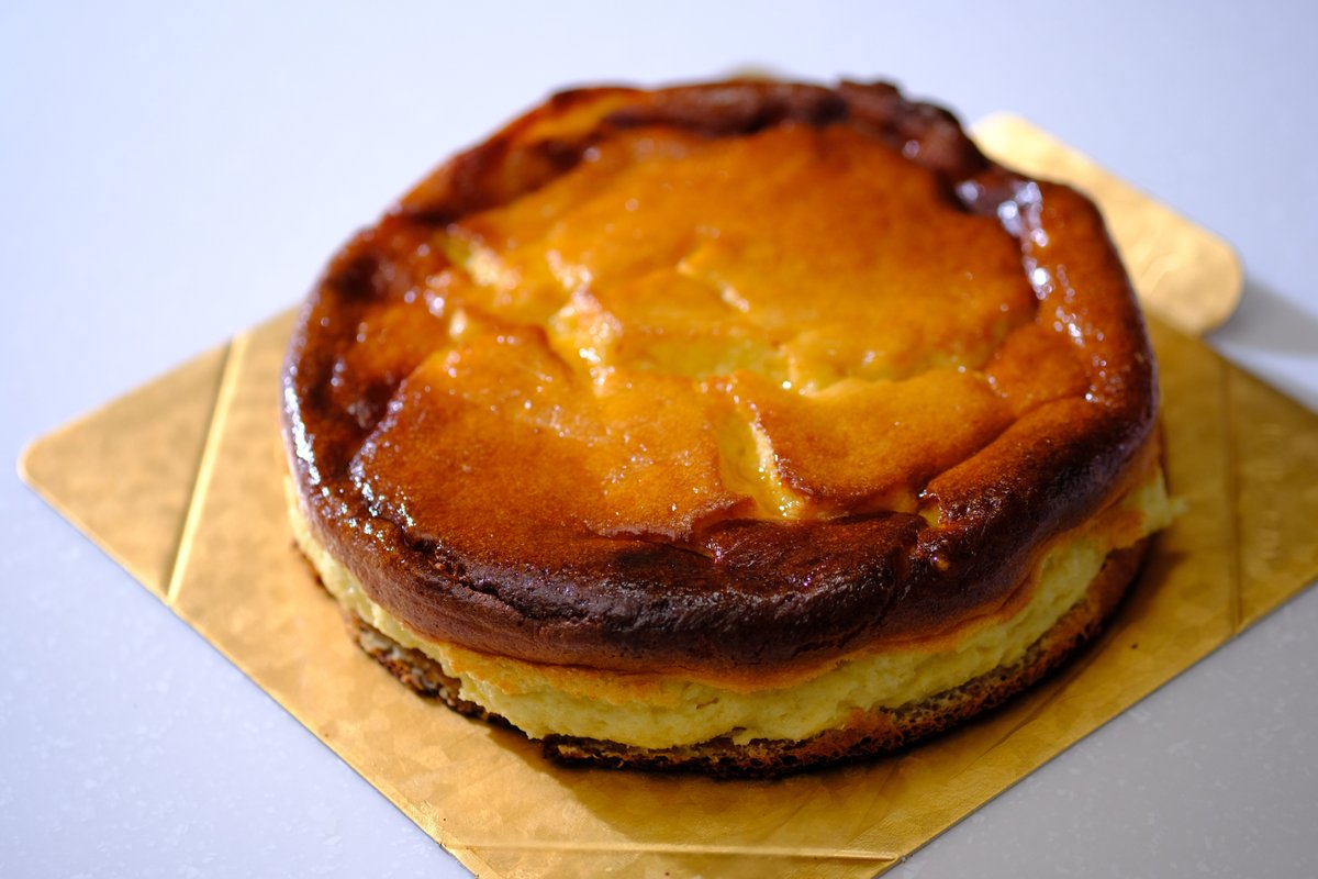 クープクープ 今日はスフレチーズケーキ作りました 土台をフワフワのスポンジ生地ビスキュイ ザマンドにして その上にフワフワのスフレチーズケーキ置いてます クリームチーズにゴルゴンゾーラとモッツァレラを混ぜてますから 甘酸っぱじょっぱ系の クープクープ 今日はスフレチーズケーキ作りました 土台をフワフワのスポンジ生地ビスキュイ ザマンドにして その上にフワフワのスフレチーズケーキ置いてます クリームチーズにゴルゴンゾーラとモッツァレラを混ぜてますから 甘酸っぱじょっぱ系の